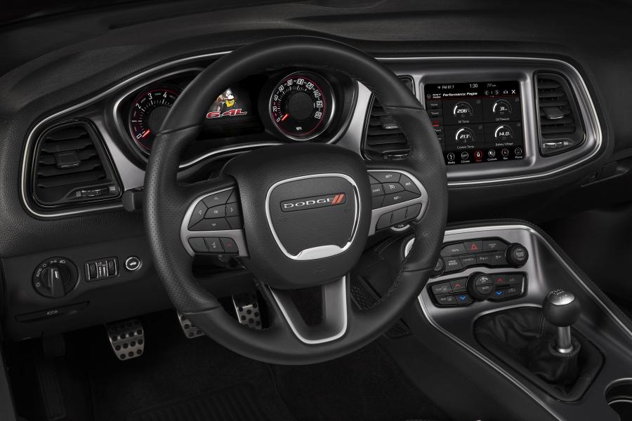 Панель приборов Dodge Challenger R/T Scat Pack Widebody (LC) 2018 года  (фото 7 из 48)